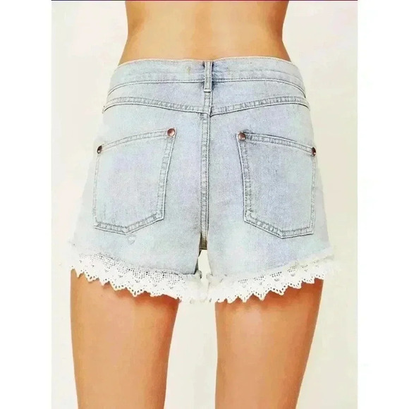 Free People Lacey Cutoff Daisy Wash Distressed Denim Shorts Size 26 Boho - Picture 2 of 9